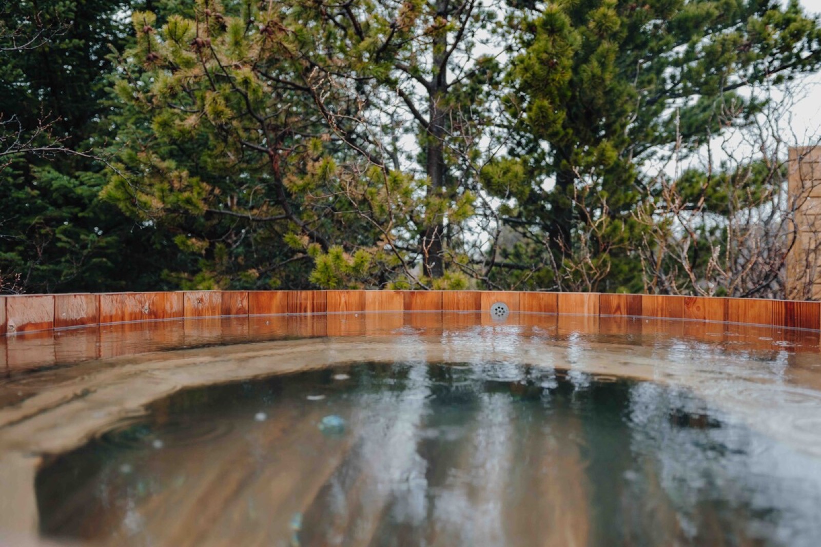 The geothermal hot tub, mineral colour along its rim